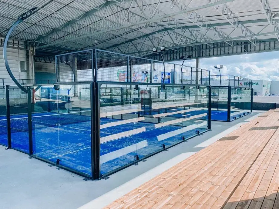 Modern-padel-court-in-a-commercial-resort-environment-showcasing-the-sport’s-global-expansion